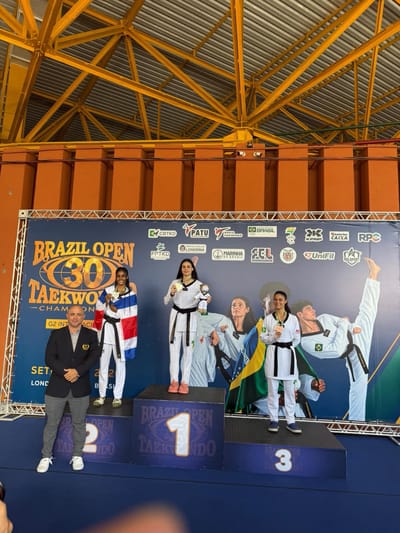 Taekwondista costarricense Neshy Lee Lindo en el podio.