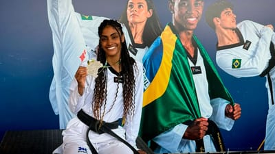 Taekwondista costarricense Neshy Lee Lindo con su medalla.