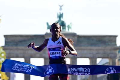 Tigst Assefa ganó la Maratón de Berlín 2026. (Photo by John MACDOUGALL / AFP)