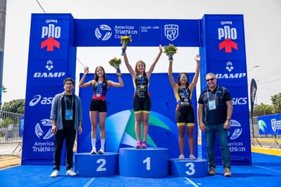Victoria Arce en el podio del Americas Triathlon Junior Cup, en Perú.