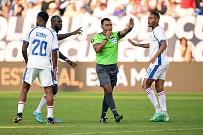 Árbitro Walter López. (Photo by Patrick T. Fallon / AFP)