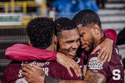 Jugadores del Saprissa festejan una anotación.