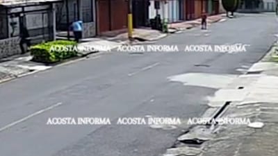 Cámara capta a sospechosos salir corriendo de casa donde mataron a hombre en Cartago