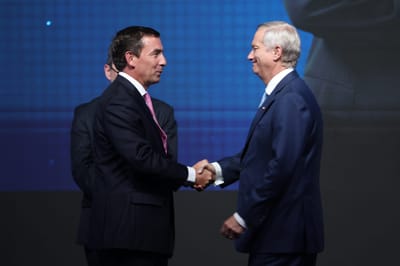 El presidente de Chile, José Antonio Kast (derecha), saluda a Fernando Rabat.