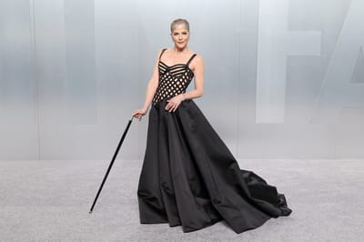 Selma Blair, actriz estadounidense diagnosticada con esclerosis múltiple en 2018, habría protagonizado un incidente a bordo de un vuelo de Delta Air Lines entre Los Ángeles y Nueva York. AFP