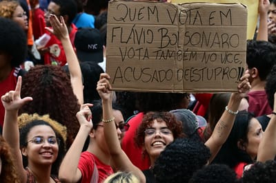 Manifestantes participan en una marcha contra el candidato presidencial Flávio Bolsonaro en Río de Janeiro.
