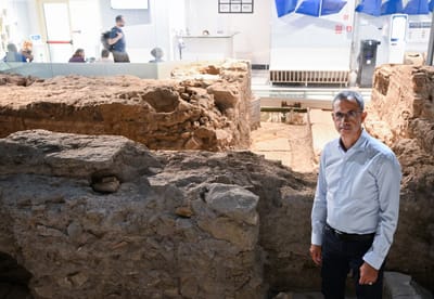 A través de los grandes ventanales, el espacio clínico ofrece vistas directas a los restos arqueológicos de un antiguo templo romano. AFP.