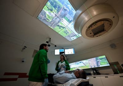 Técnicos y enfermeras preparan la sala de radioterapia antes de la llegada de un paciente en el Hospital Gemelli de la Isla Tiberina. AFP.