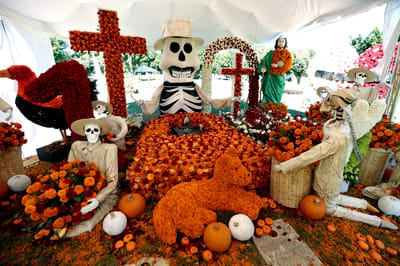 Imagen muestra un detalle de una ofrenda en la tumba de Nemesio Oseguera Cervantes, alias "El Mencho" —fundador y líder del Cártel Jalisco Nueva Generación (CJNG)— en el marco de las próximas celebraciones del Día de Muertos. AFP