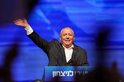 Gadi Eisenkot, principal rival de Benjamin Netanyahu en las elecciones legislativas de Israel, celebró los resultados preliminares que dieron una ligera ventaja a su bloque opositor, según las proyecciones de las cadenas de televisión israelíes.AFP