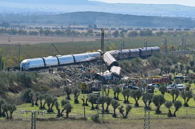 Se observa a los servicios de emergencia en el lugar de una colisión ferroviaria entre un tren de alta velocidad AVE de Renfe y un tren de Iryo, a unos 150 km al sur de Madrid, entre Urda y Los Yébenes, en la provincia de Toledo, el 28 de octubre de 2026. (Foto de JAVIER SORIANO / AFP)