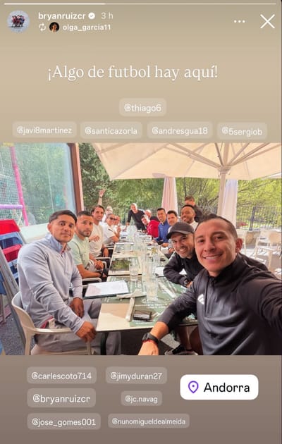 Fotografía en la que aparece Bryan Ruiz y Junior Díaz junto a estrellas del fútbol mundial. 