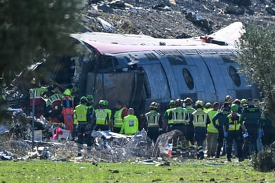 Los servicios de emergencia trabajan en el lugar de un choque ferroviario entre un tren de alta velocidad Renfe AVE y un tren Iryo a unos 150 km al sur de Madrid, entre Urda y Los Yebenes, en la provincia de Toledo, el 28 de octubre. AFP
