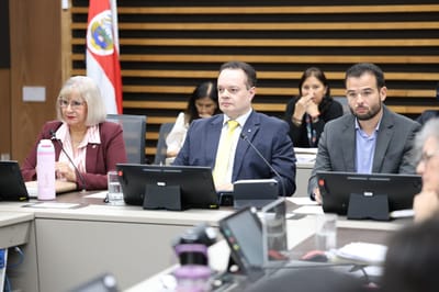 Diputados del PPSO Gonzalo Ramírez (centro) y María Camareno (izquierda) en Comisión de Ingreso y Gasto (Fotografía Asamblea Legislativa)