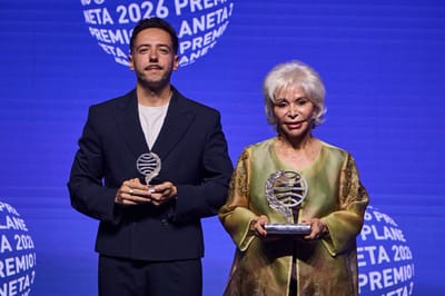 Las novelas "La hora antes del alba", de Isabel Allende, y "La añoranza", de Sergio Hernández Carrasco, ganadora y finalista del Premio Planeta 2026. Editorial Planeta