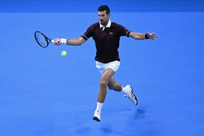 El serbio Novak Djokovic devuelve una pelota al australiano Alex de Minaur durante la final individual masculina del torneo de tenis China Open en Pekín, el 6 de octubre de 2026. AFP