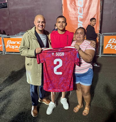 Yerlan Sosa junto a su mamá Vanessa Chavarría y su agente José Luis Rodríguez. 