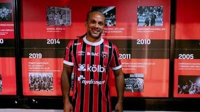Jonathan McDonald visitó el museo de Alajuelense. Cortesía LDA.