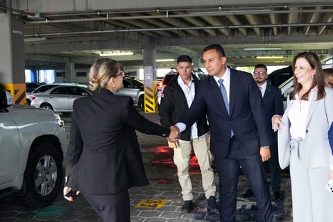 Denuncian penalmente a Chaves y a Fernández por nombramiento ilegal del director de la DIS
