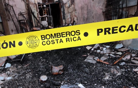 Escena de un incendio atendido por el Cuerpo de Bomberos.