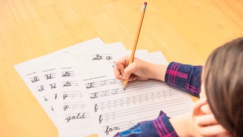 Aprender a escribir en cursiva.