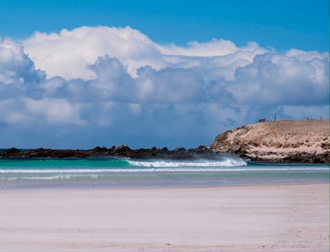 Las Islas Malvinas son un archipiélago del Atlántico Sur cuya soberanía es disputada por Argentina y el Reino Unido desde 1833.