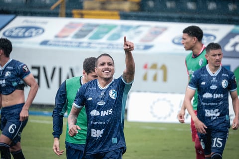 Alonso Hernández celebra su gol ante Herediano. Cortesía Cartaginés.