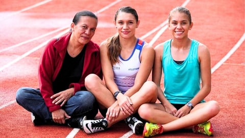Andrea y Noelia Vargas junto a su madre, Dixiana Mena.