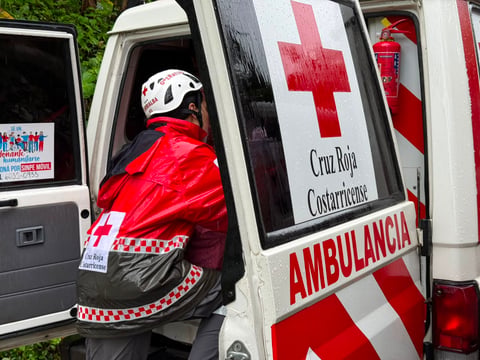 Cabeza de agua arrastra a dos excursionistas