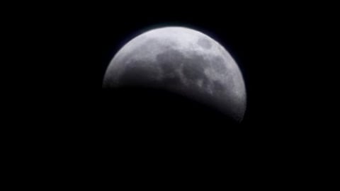 (Fotos y video) Así se ve eclipse parcial de Luna desde varios puntos del país