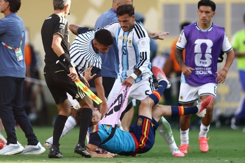 Leandro Paredes recibió 10 juegos de sanción.