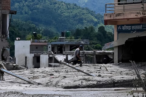 Desaparecidos por mortal alud entre Nepal y China superan los 2.400