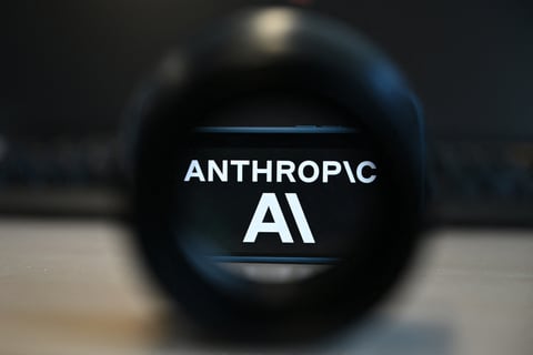 Dario Amodei, director ejecutivo y cofundador de Anthropic, pidió reducir el ritmo de desarrollo de los modelos de inteligencia artificial y advirtió sobre los riesgos de esta tecnología.