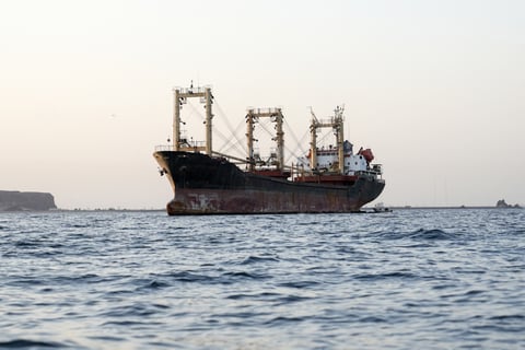 El estrecho de Bab el-Mandeb conecta el mar Rojo con el golfo de Adén y forma parte de una de las principales rutas marítimas entre Asia y Europa. AFP