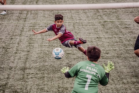 Niños siguen practicando fútbol