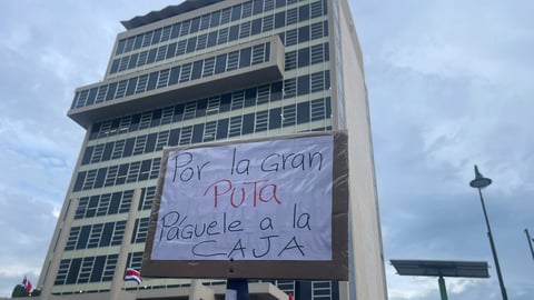 Sindicatos y ciudadanos protestan frente a CCSS por deuda del Gobierno y listas de espera