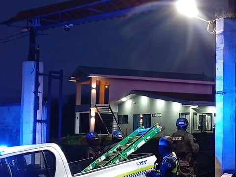 Criminales sorprendieron al OIJ con “lluvia de billetes” en allanamientos de Limón