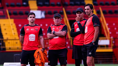 Bryan Ruiz fue uno de los asistentes técnicos de Óscar Ramírez en Alajuelense. Cortesía LDA.