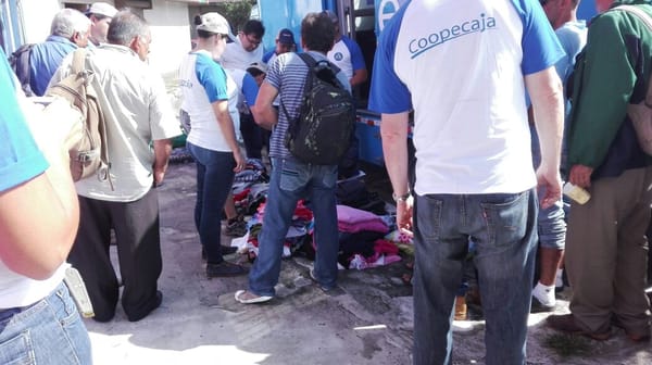 Pudieron escoger entre algunas prendas de ropa que la cooperativa logró recaudar (Cortesía Coopecaja). 