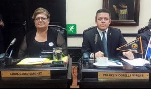 Laura Garro junto al legislador Franklin Corella en una sesión de Plenario
