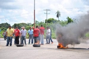 Los grupos afines al gobierno quemó llantas frente al hotel donde está Lilian Tintori. Foto tomada del Twitter de Lilian Tintori