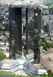 Vista aérea de la sede central de Deutsche Bank en Fráncfort del Meno. Foto tomada de wikipedia.org.