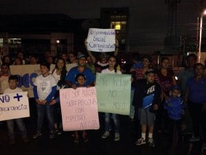 Un grupo de personas protestaron este domingo contra la presentadora Jalé Berahimi sobre el autismo. CRH.