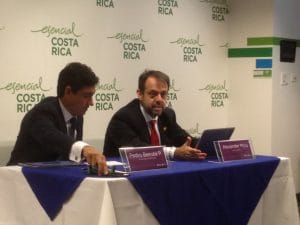En la image Pedro Beirute, Gerente de Procomer y Alexánder Mora, Ministro de Comercio Exterior. CRH