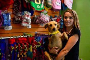 Beatriz dona el 10% de las ganancias de la tienda a albergues de perros. Foto Daniela Abarca CRH