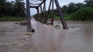 Puente Amarillo en Coto 47 presentaba problemas. (Foto cortesía Carlos Viales).