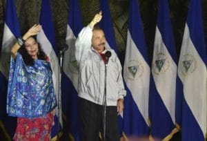 El comandante Daniel Ortega y su esposa, Rosario Murillo, votan en Nicaragua. AFP