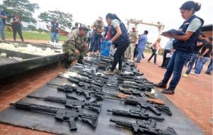 Estas son parte de las armas decomisadas en Bolivia. Foto tomada de @publicodom.