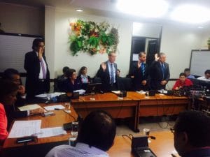 A la izquierda de la foto, Pablo Cob durante una comparecencia ante la Comisión de Ingreso y Gasto Público de la Asamblea. Archivo. CRH
