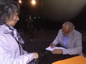 El escritor dedica su obra a la escritora Arabela Salaverry, miembro de honor de la CNT. (Foto NPR)